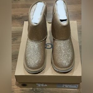 UGG Kids Classic Short II Glitter Gold Youth Winter Boots
